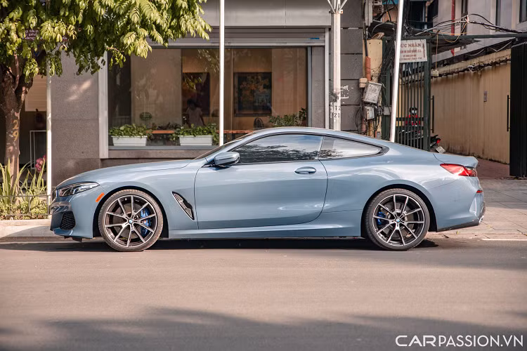 840i Coupe được BMW trang bị động cơ I6 dung tích 3.0 lít, sản sinh công suất 335 mã lực và mô-men xoắn cực đại 500 Nm. Kết hợp với hộp số tự động 8 cấp Steptronic Sport giúp xe tăng tốc từ 0-96 km/h trong vòng 4,7 giây trước khi đạt vận tốc tối đa giới hạn điện tử 250 km/h. Giá của chiếc 8-Series Coupe được tiết lộ vào khoảng 8 tỷ đồng.