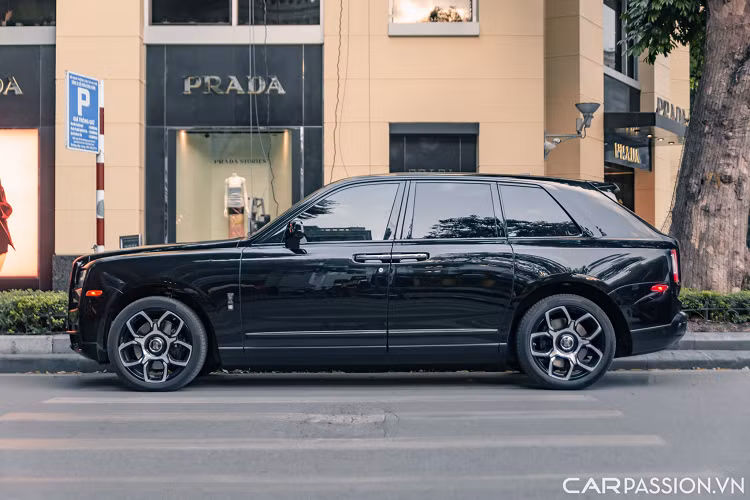 Cullinan Black Badge vẫn được trang bị khối động cơ V12 tăng áp kép, dung tích 6,75 lít của Cullinan với công suất cực đại 600 mã lực, cao hơn 29 mã lực so với Cullinan tiêu chuẩn và mô-men xoắn cực đại đạt 900 Nm.