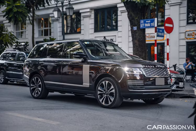 Một chiếc SUV siêu sang Range Rover thuộc phiên bản đặc biệt Fifty cũng xuất hiện. Đây là mẫu xe nhằm kỷ niệm 50 năm dòng xe Range Rover xuất hiện trên thế giới và sản xuất giới hạn 1.970 chiếc. Hiện tại Việt Nam chỉ có 2 chiếc thuộc phiên bản này.