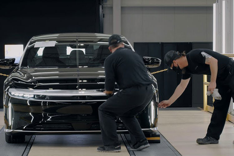 Cụ thể, Lucid Air Pure 2023 ra mắt với trang bị động cơ kép, dẫn động bốn bánh có giá khởi điểm ở mức 92.900 Đô (khoảng 2,28 tỷ đồng). Theo đo lường chuẩn, phạm vi EPA ước tính là 660 km cho một lần sạc.