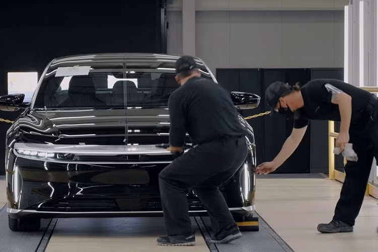 Cụ thể, Lucid Air Pure 2023 ra mắt với trang bị động cơ kép, dẫn động bốn bánh có giá khởi điểm ở mức 92.900 Đô (khoảng 2,28 tỷ đồng). Theo đo lường chuẩn, phạm vi EPA ước tính là 660 km cho một lần sạc.