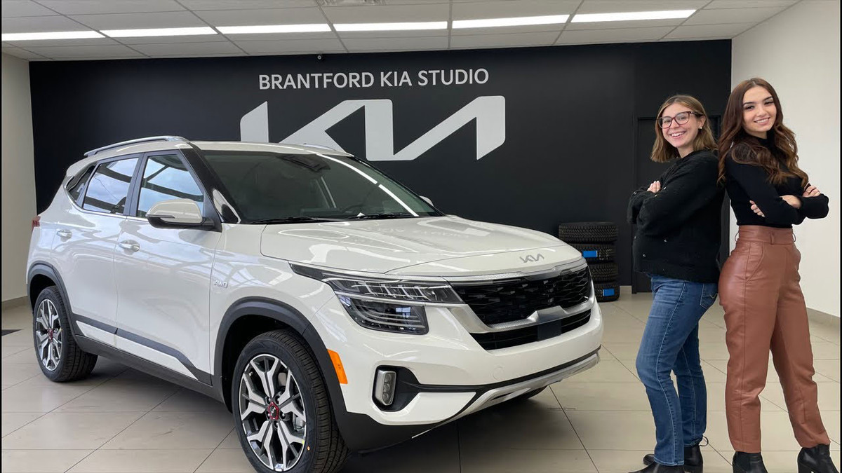 Kia Seltos 2023 mới là phiên bản nâng cấp giữa vòng đời, hiện chiếc SUV cỡ B đang trưng bày tại triển lãm Ô tô Los Angeles 2022, diễn ra tại bang California, Mỹ.