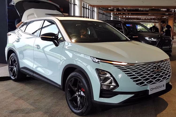 Nếu giá bán như tin đồn là chính xác thì Chery OMODA 5 sẽ gặp một số trở ngại trên con đường chinh phục người tiêu dùng Việt Nam. Bù lại, xe có điểm cộng là trang bị tiện nghi và an toàn khá đầy đủ.