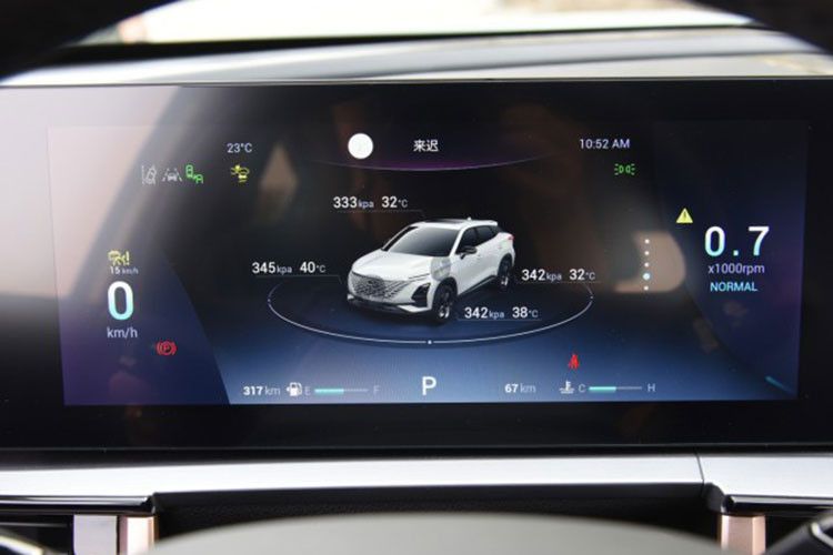 Tin đồn cho biết, Chery OMODA 5 tại Việt Nam sẽ có những trang bị nổi bật như sạc điện thoại thông minh không dây, bảng đồng hồ kỹ thuật số và màn hình cảm ứng trung tâm cùng có kích thước 10,25 inch, cửa sổ trời toàn cảnh Panorama hay hệ thống đèn viền 64 màu.