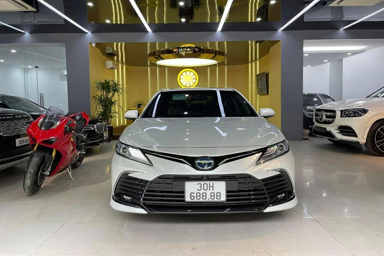 Vậy lý do gì khiến người rao bán chiếc xe Toyota Camry 2.5HV này lại tự tin đến thế? câu chuyện nằm ở chiếc biển số 30H-688.88 của xe, còn được gọi là tứ quý 8 hay lộc phát quanh năm không sợ mất mùa.