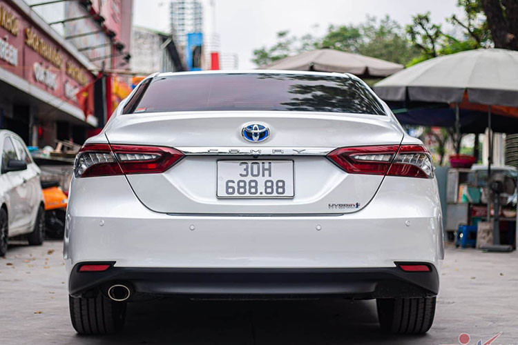 Như vậy, sau khi chủ nhân chiếc sedan hạng D - Toyota Camry 2.5HV thì đã một showroom bán xe "chốt đơn" với mức giá chênh lệch lên tới 1,5 tỷ đồng, cao gấp đôi giá xe mới chính hãng.