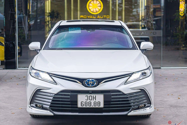 Vào tháng 7 đầu năm nay, giới chơi biển số đẹp trong nước đã khá xôn xao trước thông tin một chiếc Toyota Camry 2022 biển tứ quý được rao bán đến 3 tỷ đồng. Chiếc xe này thuộc bản đắt nhất là Toyota Camry 2.5HV có giá bán chính hãng chỉ 1,65 tỷ đồng (đã bao gồm chi phí lăn bánh).