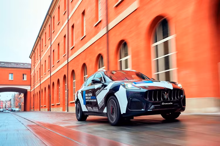 Lớp ngụy trang chỉ mang một thông điệp chính: “Tôi là Maserati Grecale. Tôi chưa thể tiết lộ thêm thông tin”.