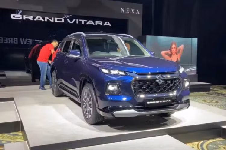 Lượng xăng tiêu thụ trung bình của Suzuki Grand Vitara 2022 phiên bản Smart Hybrid là 21,11 km/lít (khoảng 4,73 lít/100 km) với bản 2WD số sàn, 20,58 km/lít (4,85 lít/100 km) với bản 2WD số tự động và 19,38 km/ lít (5,15 lít/100 km) với bản AllGrip AWD số tự động. Con số tương ứng của phiên bản Hybrid là 27,97 km/lít (3,57 lít/100 km) vì xe có thể chạy 25 km mà không cần dùng đến động cơ xăng.