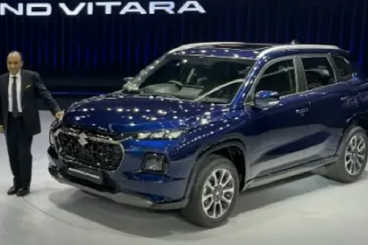 Kết hợp với hộp số sàn 5 cấp hoặc tự động 6 cấp đi kèm lẫy chuyển số sau vô lăng, hệ truyền động này tạo ra công suất tối đa 103 mã lực và mô-men xoắn cực đại 107 Nm.