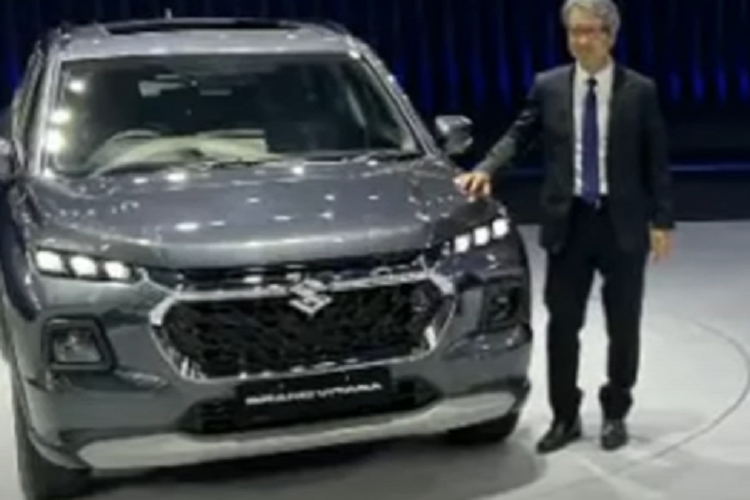 Đặc biệt, hệ truyền động Smart Hybrid của Suzuki Grand Vitara 2022 có thể kết hợp với công nghệ dẫn động 1 cầu hoặc 2 cầu All-Grip AWD. Ở phiên bản All-Grip AWD, xe có 4 chế độ lái là Auto, Sport, Snow và Lock, chọn qua núm xoay trên cụm điều khiển trung tâm.