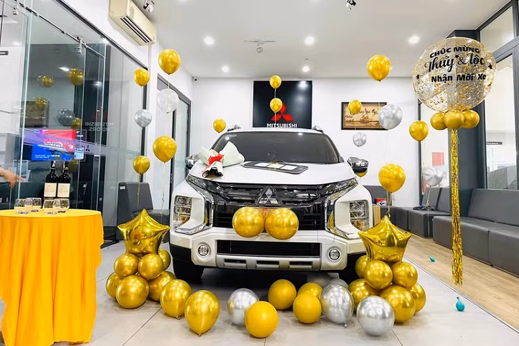 Chiếc Mitsubishi Xpander Cross của Lộc Fuho có ngoại thất màu trắng, cản trước / sau hầm hồ hơn so với Xpander tiêu chuẩn. Thân xe cũng có nhiều ốp nhựa đen để tăng vẻ thể thao cho xe, trên nóc thì có thêm giá để chở hàng. Xe được trang bị cụm đèn chiếu sáng LED, đèn định vị LED, đèn hậu LED và đèn sương mù LED.