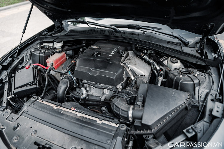 Chevrolet Camaro được trang bị khối động cơ 4 xi-lanh có dung tích 2.0 lít, sản sinh công suất 275 mã lực tại 5.500 vòng/phút và mô-men xoắn 400 Nm tại 3.000 vòng/phút. Xe tăng tốc từ 0-100 km/h trong 5,4 giây.