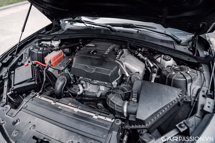 Chevrolet Camaro được trang bị khối động cơ 4 xi-lanh có dung tích 2.0 lít, sản sinh công suất 275 mã lực tại 5.500 vòng/phút và mô-men xoắn 400 Nm tại 3.000 vòng/phút. Xe tăng tốc từ 0-100 km/h trong 5,4 giây.