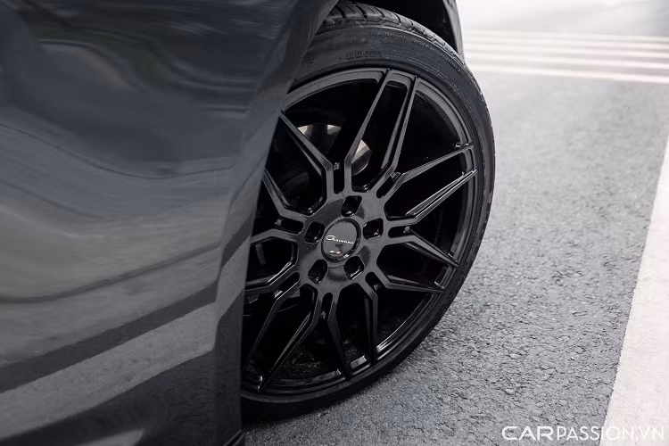 Thân xe được lắp thêm gói bodykit giống bản ZL1 với ốp sườn, vòm bánh xe mở rộng. Bộ mâm trang bị trên xe là loại 7 chấu kép kích thước 20 inch sơn đen tới từ hãng Giovanna.