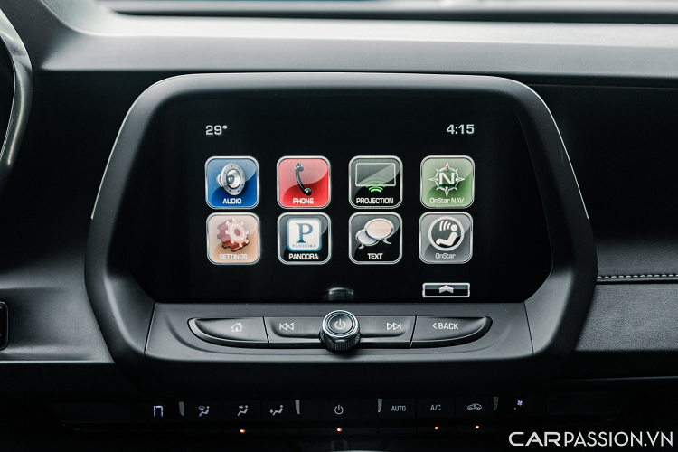 Xe sở hữu nút khởi động thông minh, cần số hiển thị điện tử, phanh tay điện tử, màn hình trung tâm cỡ vừa hiển thị màu sắc nét có khả năng tương thích Apple Carplay, Android Auto, kết nối Wifi, Camera lùi, .... Hệ thống loa trên xe được trang bị tới từ hãng Bose.
