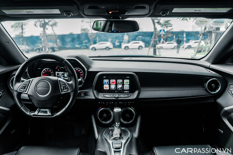 Bước vào bên trong, phần nội thất của Camaro có thiết kế đơn giản, bọc da màu đen. Dù đã 5 năm tuổi nhưng chất lượng nội thất trong xe được đánh giá cao, chưa xuất hiện nhiều vết nhăn của da.