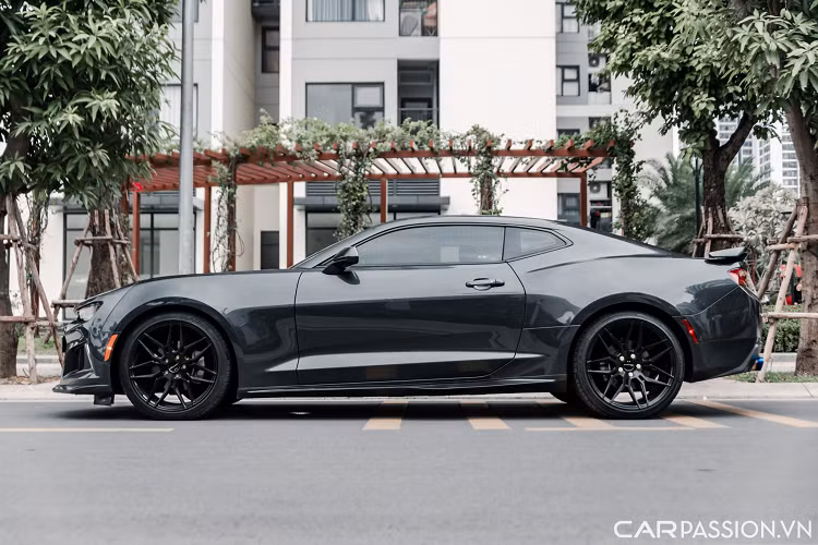 Nắp ca-pô của phiên bản ZL1 có mảng trung tâm trang bị các khe thoát khí bằng sợi carbon. Mẫu xe thể thao hai cửa này sở hữu kích thước Dài x Rộng x Cao lần lượt là 4.783 x 1.897 x 1.349 (mm), chiều dài trục cơ sở đạt 2.812 mm.