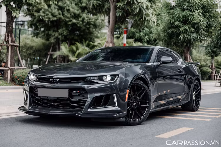 Chiếc Chevrolet Camaro đời 2017 trong bài viết này hiện đang được một showroom tại Hà Nội chào bán lại với mức giá chỉ 2,15 tỷ đồng sau khi lăn đã bánh hơn 7.000 km khiến nhiều người yêu xe khá bất ngờ.