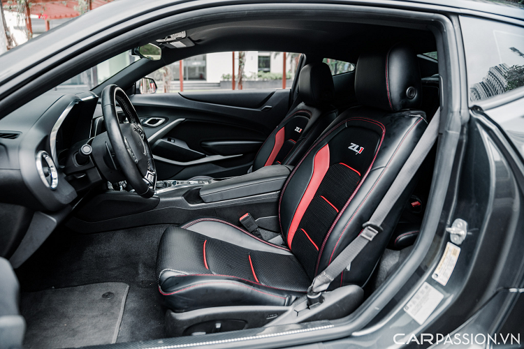 Chevrolet Camaro là mẫu xe thể thao 2+2. Điều này có nghĩa ngoài hai ghế hàng trước, chiếc xe có thêm hai ghế phụ nhỏ ở phía sau. Phần ghế ngồi nguyên bản đã được thay thế bằng ghế của phiên bản ZL1.