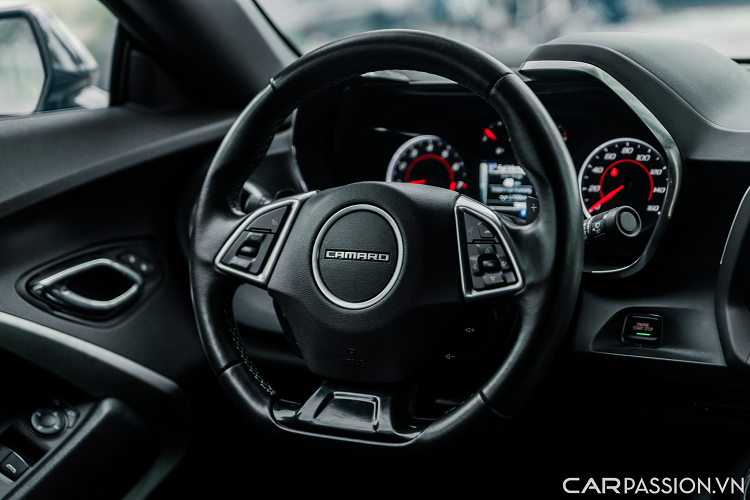Vô-lăng 3 chấu được tích hợp các nút bấm linh hoạt và logo Camaro. Cụm đồng hồ dạng analog được bổ sung thêm một màn hình điện tử hiển thị những thông số vận hành cần thiết.