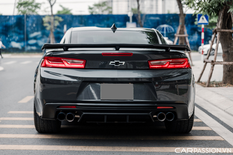 Đuôi xe có thiết kế đơn giản với logo Chevrolet sơn đen, cụm ống xả kép độ tới từ hãng RES có âm thanh khỏe khoắn hơn đặt đối xứng hai bên. Cụm đèn hậu LED giúp Camaro tạo một vẻ ngoài thanh thoát cho một trong những mẫu xe cơ bắp lâu đời nhất nước Mỹ.