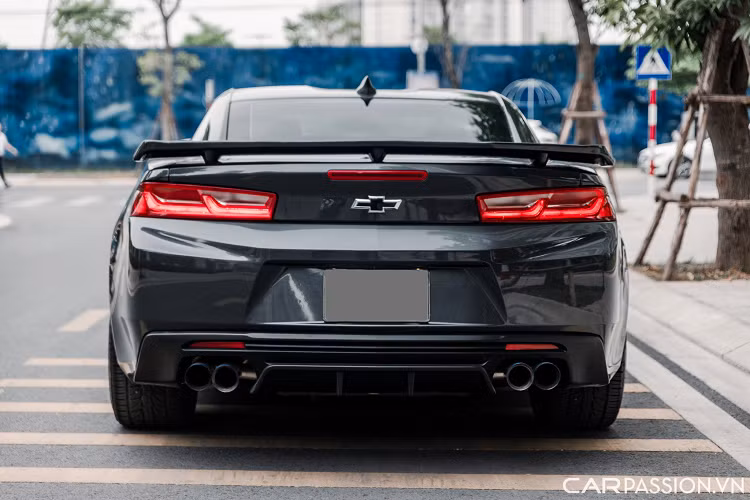Đuôi xe có thiết kế đơn giản với logo Chevrolet sơn đen, cụm ống xả kép độ tới từ hãng RES có âm thanh khỏe khoắn hơn đặt đối xứng hai bên. Cụm đèn hậu LED giúp Camaro tạo một vẻ ngoài thanh thoát cho một trong những mẫu xe cơ bắp lâu đời nhất nước Mỹ.