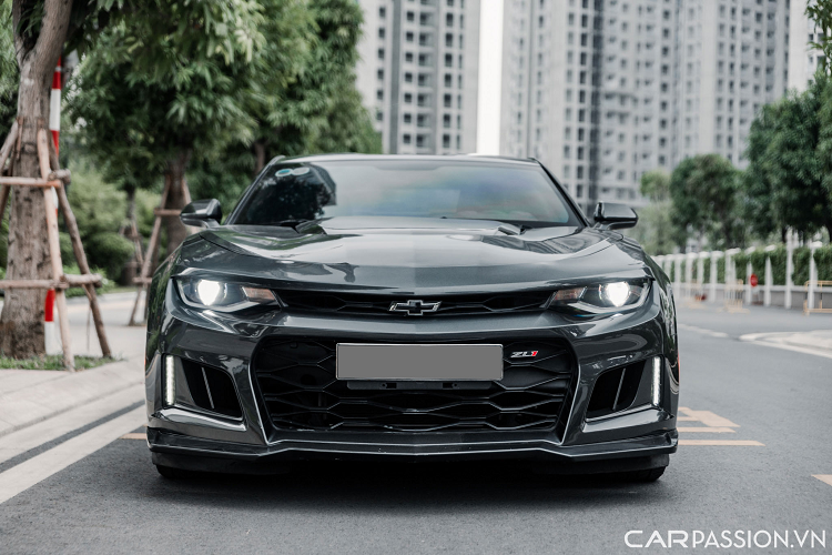 Được biết, chiếc Chevrolet Camaro độ bodykit ZL1 này từng nằm trong garage ngàn tỷ thuộc sở hữu của ông Đặng Lê Nguyên Vũ – chủ tịch tập đoàn cà phê Trung Nguyên và được rao bán lại sau khi vị đại gia này "thay máu" bằng loạt xe mới.