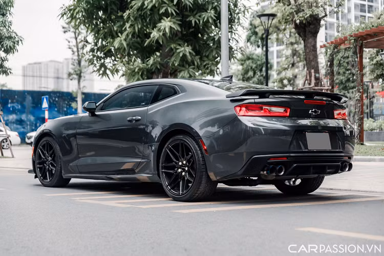 Đây là chiếc Chevrolet Camaro của ông Đặng Lê Nguyên Vũ từng sở hữu, nó đã được chủ nhân nâng cấp nội/ngoại thất của phiên bản hiệu năng cao ZL1 mang đến nhiều chi tiết khác biệt so với tiêu chuẩn.