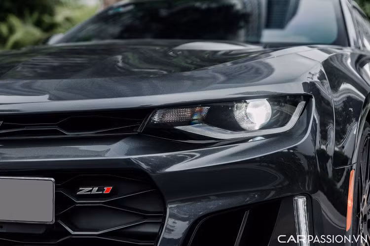 Về chiếc Chevrolet Camaro RS 2017 đang được rao bán lại, xe sở hữu ngoại thất màu xám hầm hố. Đầu xe được lắp thêm gói bodykit của phiên bản ZL1 với lưới tản nhiệt được mở rộng, kết với với những chi tiết đan xen nhau. Logo ZL1 xuất hiện trên lưới tản nhiệt.