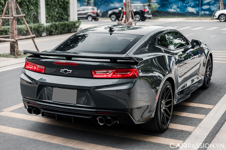 Hiện giá xe Chevrolet Camaro 2017 độ bodykit ZL1 này đang được chào bán tại showroom xe sang ở Hà Nội với mức giá 2,15 tỷ đồng. Xe chỉ mới lăn bánh 7000km và còn khá mới.