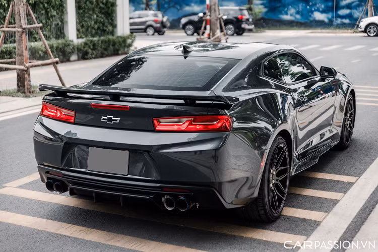 Hiện giá xe Chevrolet Camaro 2017 độ bodykit ZL1 này đang được chào bán tại showroom xe sang ở Hà Nội với mức giá 2,15 tỷ đồng. Xe chỉ mới lăn bánh 7000km và còn khá mới.