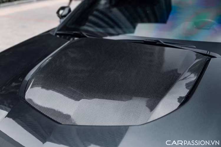 Cản trước thể thao bè rộng. Hai hốc hút gió hai bên lớn hơn, gắn dải đèn LED. Cụm đèn pha trên xe là loại HID với cường độ cao, kết hợp đèn định vị LED.