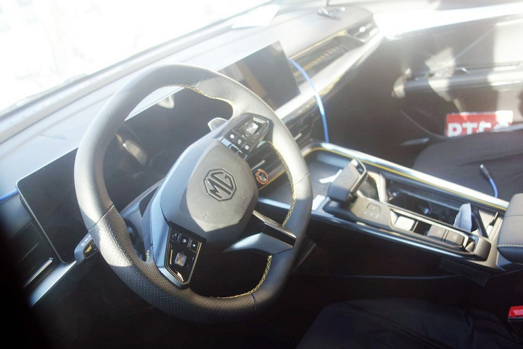 Thêm vào đó là hốc đèn sương mù trước nằm dọc mới và nắp ca-pô có thêm những đường dập gân thể thao. Đằng sau MG5 Scorpio 2022 xuất hiện thêm logo hình con bọ cạp cho phù hợp với tên gọi, cụm đèn hậu với tạo hình mới bên trong, 4 ống xả hình tròn chia đều sang hai bên, 2 khe gió nằm dọc trên cản sau và đèn phản quang nằm ngang. 