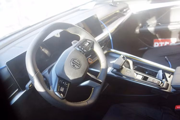 Thêm vào đó là hốc đèn sương mù trước nằm dọc mới và nắp ca-pô có thêm những đường dập gân thể thao. Đằng sau MG5 Scorpio 2022 xuất hiện thêm logo hình con bọ cạp cho phù hợp với tên gọi, cụm đèn hậu với tạo hình mới bên trong, 4 ống xả hình tròn chia đều sang hai bên, 2 khe gió nằm dọc trên cản sau và đèn phản quang nằm ngang. 