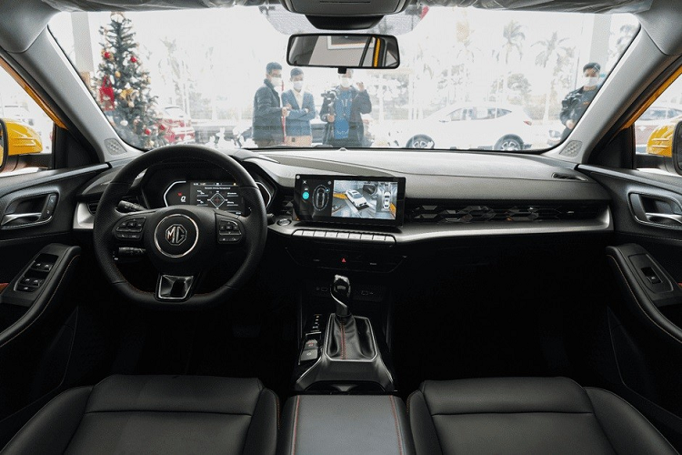  Tương tự nội thất, ngoại thất của MG5 Scorpio 2022 cũng khác biệt đáng kể so với MG5 thông thường, được thể hiện qua cản trước/sau, đèn pha, la-zăng và cánh lướt gió dưới đầu xe. Ngoài ra, xe còn được trang bị lưới tản nhiệt cỡ lớn hơn bản thường với mắt lưới đan vào nhau và sơn màu đen. Logo MG không còn nằm trên lưới tản nhiệt như bản thường mà chuyển lên trên, sát nắp ca-pô.