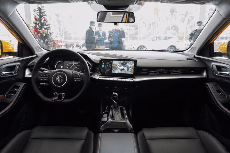  Tương tự nội thất, ngoại thất của MG5 Scorpio 2022 cũng khác biệt đáng kể so với MG5 thông thường, được thể hiện qua cản trước/sau, đèn pha, la-zăng và cánh lướt gió dưới đầu xe. Ngoài ra, xe còn được trang bị lưới tản nhiệt cỡ lớn hơn bản thường với mắt lưới đan vào nhau và sơn màu đen. Logo MG không còn nằm trên lưới tản nhiệt như bản thường mà chuyển lên trên, sát nắp ca-pô.