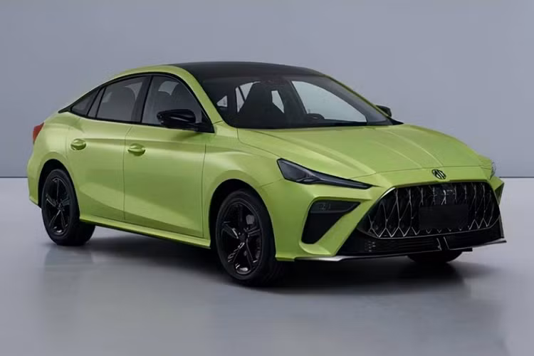 Vào hồi tháng 8/2021, những hình ảnh đầu tiên của MG5 Scorpio 2022 mới đã bất ngờ được tung ra. Tuy nhiên, mãi đến nay, xe mới lộ thiết kế nội thất trước khi bán ra tại thị trường Trung Quốc. Qua hình ảnh rò rỉ, có thể thấy MG5 Scorpio 2022 sở hữu thiết kế nội thất "ăn đứt" xe đang bán ở Việt Nam. Điểm nhấn đáng chú ý nhất bên trong xe chính là màn hình cong cỡ lớn trên mặt táp-lô.