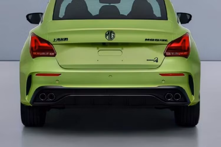 Đặc biệt, MG5 Scorpio 2022 còn có nhiều chi tiết ngoại thất màu đen như logo MG trước/sau, vỏ đèn pha, vỏ đèn sương mù, vành la-zăng, viền kính cửa sổ và ốp gương ngoại thất... Không chỉ thay đổi thiết kế, MG5 Scorpio 2022 còn được trang bị động cơ mạnh mẽ hơn bản thường.