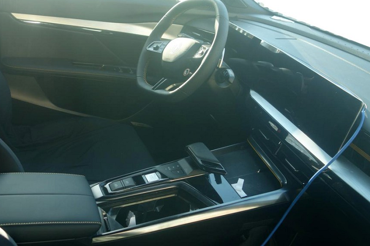 Ngoài ra, MG5 Scorpio 2022 còn được trang bị vô lăng đáy phẳng thể thao, tích hợp lẫy chuyển số. Bên cạnh đó là những chi tiết được mạ crôm, mang đến vẻ cao cấp cho nội thất. Trên cụm điều khiển trung tâm còn có cần số với thiết kế như cần đẩy của máy bay. Tương phản với màu đen của nội thất là những chi tiết màu sáng như chỉ khâu trên vô lăng. Chỉ khâu này đồng thời còn có màu "tông xuyệt tông" với ngoại thất khiến nội thất trẻ trung và thể thao hơn.