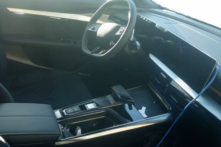 Ngoài ra, MG5 Scorpio 2022 còn được trang bị vô lăng đáy phẳng thể thao, tích hợp lẫy chuyển số. Bên cạnh đó là những chi tiết được mạ crôm, mang đến vẻ cao cấp cho nội thất. Trên cụm điều khiển trung tâm còn có cần số với thiết kế như cần đẩy của máy bay. Tương phản với màu đen của nội thất là những chi tiết màu sáng như chỉ khâu trên vô lăng. Chỉ khâu này đồng thời còn có màu "tông xuyệt tông" với ngoại thất khiến nội thất trẻ trung và thể thao hơn.