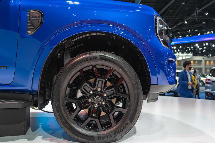 Nhớ lại thời điểm năm 2016, Ford Everest phiên bản máy dầu 5cyl dung tích 3.2L có giá bán niêm yết 1,629 tỷ đồng tại Việt Nam.