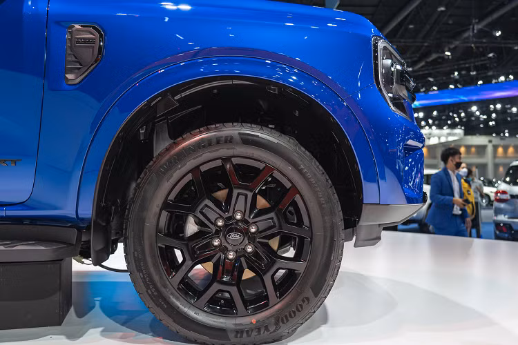 Nhớ lại thời điểm năm 2016, Ford Everest phiên bản máy dầu 5cyl dung tích 3.2L có giá bán niêm yết 1,629 tỷ đồng tại Việt Nam.