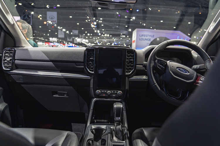 Mạnh hơn so với thế hệ cũ đã từng có lựa chọn máy dầu 5cyl (I5) dung tích 3.2L từng được phân phối tại Việt Nam hay nhiều thị trường khác.