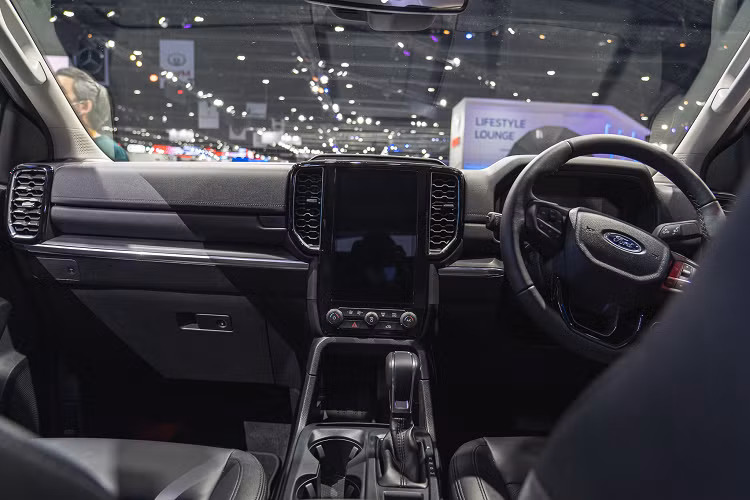 Mạnh hơn so với thế hệ cũ đã từng có lựa chọn máy dầu 5cyl (I5) dung tích 3.2L từng được phân phối tại Việt Nam hay nhiều thị trường khác.