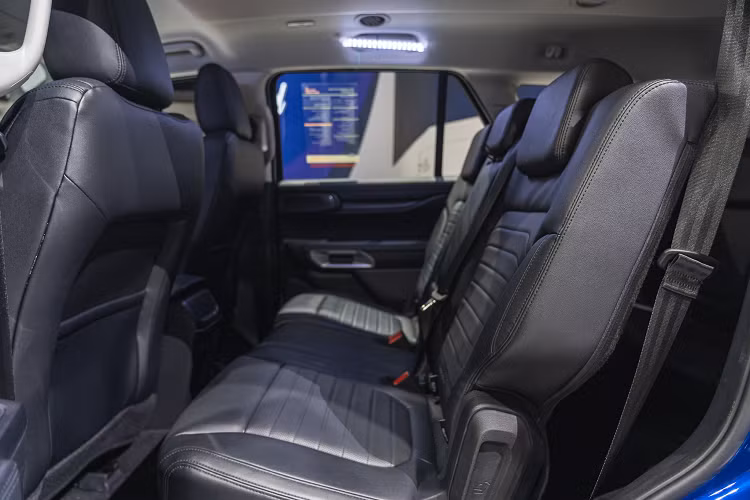 Khi được trang bị động cơ diesel V6, Ford Everest 2023 sẽ là mẫu xe SUV 7 chỗ cỡ trung có công suất và mô-men xoắn cao nhất trong phân khúc nếu so với Toyota Fortuner, Toyota Land Cruiser Prado, Isuzu MU-X, Nissan Terra và Mitsubishi Pajero Sport.