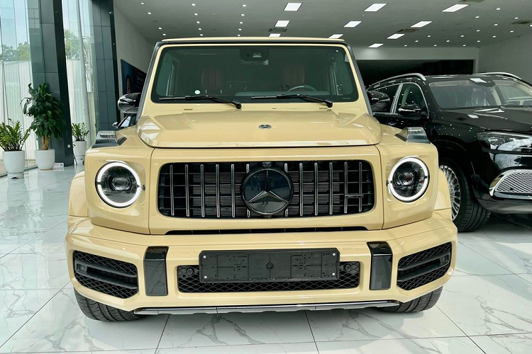 Bên cạnh màu sơn ngoại thất hiếm hoi, chiếc Mercedes-AMG G63 hạng sang này còn được trang bị bộ phụ kiện Night Package với nhiều chi tiết được sơn đen như lưới tản nhiệt, logo, viền bộ treo lốp dự phòng, bộ mâm 7 chấu kép, làm tròn diện mạo của chiếc SUV.