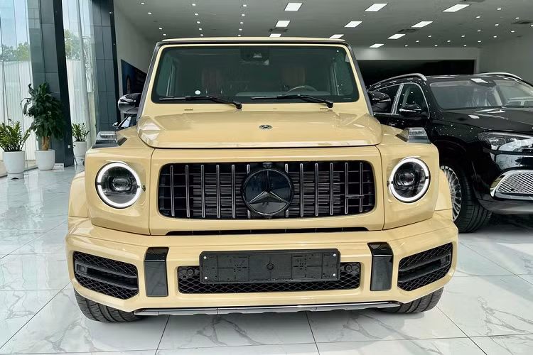 Bên cạnh màu sơn ngoại thất hiếm hoi, chiếc Mercedes-AMG G63 hạng sang này còn được trang bị bộ phụ kiện Night Package với nhiều chi tiết được sơn đen như lưới tản nhiệt, logo, viền bộ treo lốp dự phòng, bộ mâm 7 chấu kép, làm tròn diện mạo của chiếc SUV.