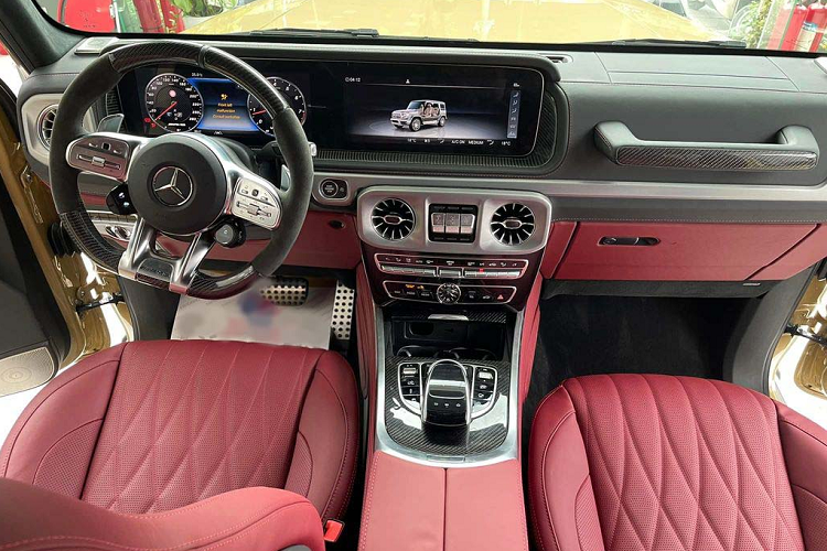 Tiếp đến là hệ thống thông tin giải trí COMAND gồm 2 màn hình nối liền nhau kích thước 12,3 inch, gồm bảng đồng hồ thông số xe và màn hình giải trí trung tâm.