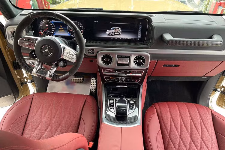 Tiếp đến là hệ thống thông tin giải trí COMAND gồm 2 màn hình nối liền nhau kích thước 12,3 inch, gồm bảng đồng hồ thông số xe và màn hình giải trí trung tâm.